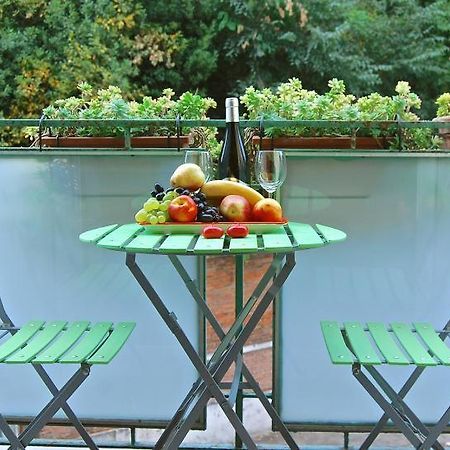 Apartment At Colosseo With Terrace Overlooking The Garden By Lyon Rom Exterior foto