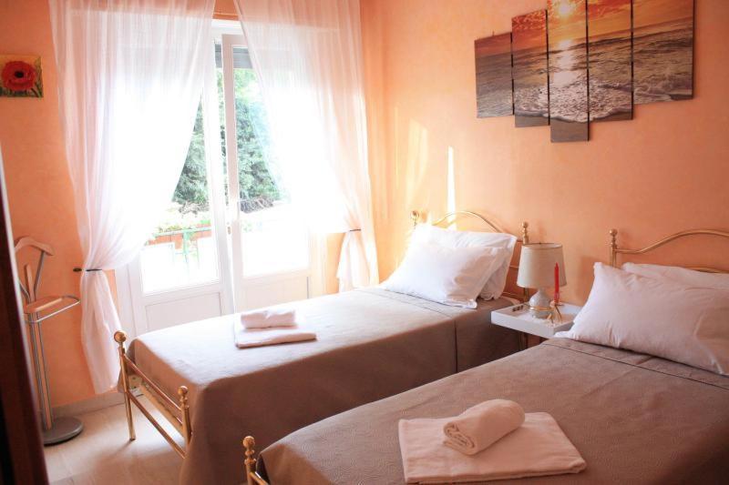 Apartment At Colosseo With Terrace Overlooking The Garden By Lyon Rom Exterior foto
